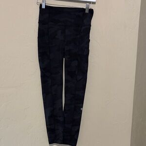 Lululemon Black Camo Fast & Free Leggings. 25” Sz 4. Excellent Condition!!